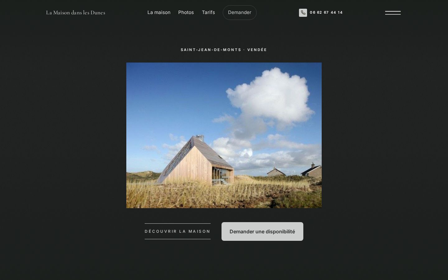 La page d'accueil de la démonstration sur ordinateur : la ligne de lieu, le nom du logement, la photo de la maison dans la dune, puis les deux boutons pour découvrir la maison ou demander une disponibilité